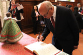 Děkan Fakulty textilní TUL Vladimír Bajzík se během předání roucha podepisuje do pamětní knihy. Foto: Klášter Pražského Jezulátka