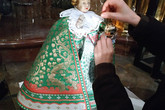 Pražské Jezulátko dostává právě nové roucho. Foto: Klášter Pražského Jezulátka
