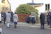 Rektor_vlevo_ a předseda liberecké židovské obce zapalují svíčky u Stolpersteine