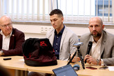 Představení Hotboots novinářům v prosinci 2024 na TUL. S mikrofonem Roman Knížek, vedle Karel Kozma a děkan FT TUL Vladimír Bajzík