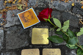 Před domy některých odvlečených obyvatel Liberce byly zapuštěny kameny zmizelých. Foto: archiv Kateřiny Portmann