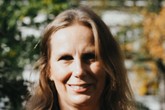 Kateřina Portmann s knihou Návrat domů. Foto: Facebook Katedry historie FP TUL