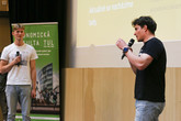 Tomáš Lukeš (vlevo) a Michal Novák právě představují svůj start-up Pazoury. Foto: Adam Pluhař