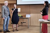 Historička Kateřina Portmann a vydavatel Pavel Michal přebírají za knihu Návrat domů: Po stopách obětí holocaustu v Liberci cenu Kniha roku Libereckého kraje v kategorii Odborná a populárně naučná literatura. Foto: Jan Mikulička