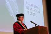 Rektor TUL Miroslav Brzezina pozdravil absolventy tehdejší Vysoké školy strojní a textilní v Liberci z roku 1965. Foto: Adam Pluhař
