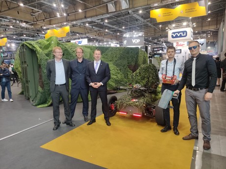 veletrh IDET_zleva Pavel Jandura, Lukáš Krčmář, Michal Petrů, Josef Břoušek a Josef Skřivánek s autonomní pojízdnou plošinou a nanopistolí.jpeg