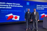 zleva Roman Knížek a Pavel Hendrichovský na byznysovém fóru v Japonsku