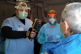 Studenti FZS Václav Nocar a Kateřina Najmonová při práci v triážním stanu liberecké nemocnice behem pandemie Covid–19. Foto Adam Pluhař