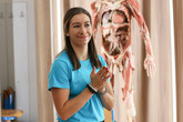 Pro výuku anatomie slouží plastinovaná těla. Anatomii učí Petra Hynčicová, bývalá česká reprezentantka v běhu na lyžích. Foto Adam Pluhař