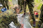 Studentky a studenti během kurzu vojenské zdravovědy a první pomoci, který zorganizovala Armáda České republiky. Foto FZS TUL