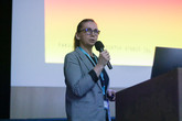 Proděkanka Zuzana Paukertová hovoří na XIV. konferenci FZS o nutnosti revize studijní zátěže studentů všeobecného ošetřovatelství s ohledem na skutečné požadavky zdravotnické praxe. Foto Adam Pluhař