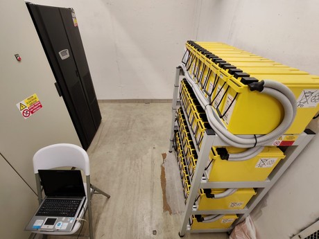 Tajemný svět, který zná málokdo na TUL. Černá skříň je záložní systém/UPS, žluté jsou baterie k UPS a šedá skříň je rozvaděč. Foto: Jan Rous, pátek 4. července