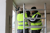 Firma z budovy E2 vyřezává okna. Foto: Adam Pluhař