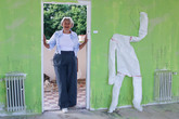 Vernisáž výstavy »Instalace–Exhibice–Demolice« na počest bourané budově E2. Na fotografii je proděkanka Fakulty textilní TUL Jana Drašarová. Foto: Adam Pluhař