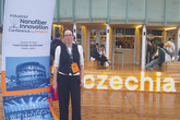 Docentka Eva Kuželová Košťáková před českým národním pavilonem během EXPO 2025 v Ósace. Foto: archiv Evy Kuželové Košťákové