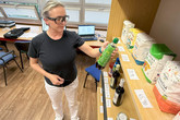 Snímek zachycuje jeden z výzkumů probíhajících v Laboratoři virtuální reality a eye-trackingu Ekonomické fakulty. Foto: EF TUL