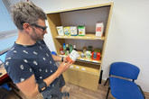 Snímek zachycuje jeden z výzkumů probíhajících v Laboratoři virtuální reality a eye-trackingu Ekonomické fakulty. Foto: EF TUL