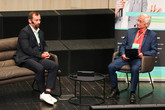 Profesor Jiří Kraft (vpravo) hovoří na Libereckém ekonomickém fóru 2025 s Jiřím Kraftem, ředitelem společnosti JAWA. Foto: Adam Pluhař