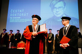 Rektor TUL Miroslav Brzezina (vlevo) předává Jaroslavu Rudišovi během Dies academicus čestný doktorát Technické univerzity v Liberci. Foto: Zuzana Bajtová