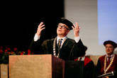 Jaroslav Rudiš během projevu na Dies academicus poté, co obdržel čestný doktorát. Foto: Zuzana Bajtová