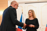 Cenu jí předal ministr Bek. Zdroj: MŠMT 