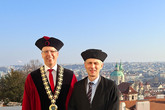 Docent Aleš Kocourek a předseda Akademického senátu TUL Vlastimil Hotař během slavnosti na Pražském hradě. Foto: archiv Vlastimila Hotaře