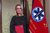 Veronika Chalupová převzala od ředitele Zdravotnické záchranné služby Libereckého kraje Luďka Kramáře poděkování za příkladný postup mimo službu. Foto: Martina Petrášková