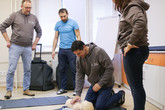 Dvoudenní kurz Laické předlékařské první pomoci je otevřený všem zájemcům a je o něj velký zájem. Na fotografii se učí první pomoc členové katedry sklářských strojů a robotiky FS TUL. Foto: Adam Pluhař