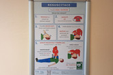 Jeden z posterů se zásadami resuscitacre. Foto: Adam Pluhař