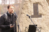 Vlastní báseň čte u libereckého památníku »Dětem, které nepoznaly svět« pedagog FP TUL Marek Janosik-Bielski. Foto: Adam Pluhař