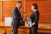 Cenu Anně Habánové předává knihkupec Martin Fryč. Foto: LK