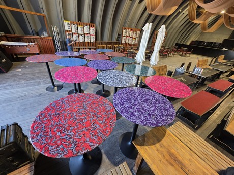 Tables for People. Stolky prošly TULkou, Diakonií Broumov a už jsou v Hradci, kde to dnes vypukne.