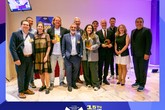 Eurodesk Awards 2026. Martin Fišer z Eurocentra Liberec je čtvrtý zleva s trofejí. Zdroj: Tvoříme Evropu