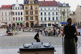 Studenti TUL proměnili náměstí Dr. Edvarda Beneše v Liberci v prostor pro společné stolování, kulturu a setkávání. Foto: Kryštof Susa