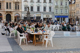 Studenti TUL proměnili náměstí Dr. Edvarda Beneše v Liberci v prostor pro společné stolování, kulturu a setkávání. Foto: Kryštof Susa