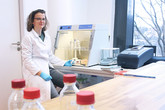 Magda Nechanická z CXI TUL vyvinula a ověřila metodu, která dokáže odhalit nebezpečné patogeny ve vodě během několika hodin místo několika dní. Foto: Radek Pirkl