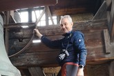 Také Lubomír Slavík z FM TUL musel při práci v kostelní věži podávat takřka akrobatické výkony. Foto: Jan Koprnický