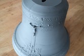 Díky 3D tisku vznikla funkční kostelní pokladnička, která umožňuje návštěvníkům kostela osahat si tvar, proporce i detaily výzdoby zvonu, aniž by museli šplhat do věže k originálu. Foto: Jan Koprnický