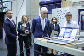 Americký velvyslanec v České republice Nicholas Merrick v laboratoři CXI TUL. Foto: Adam Pluhař