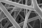 Nanovlákna pohledem elektronového rastrovacího mikroskopu. Foto: oddělení bionženýrství Katedry chemie FP TUL