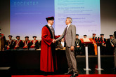Docent Adnan Ahmed Mazari přebírá jmenovací dekret. Foto: Zuzana Bajtová