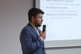Ceny Průmyslové rady Fakulty strojní TUL 2026 a prezentace Jakuba Kochrdy, který v bakalářské práci řešil kompletní návrh a výrobu kabelového svazku pro monopost Formula Student. Foto: Adam Pluhař