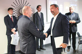Děkan Fakulty strojní TUL Jaromír Moravec (vpravo) gratuluje doktorovi Michalu Sivčákovi, jenž vedl vítěznou diplomovou práci Martina Koláře. Foto: Adam Pluhař