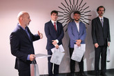 Doktor Michal Sivčák vedl vítěznou diplomovou práci Martina Koláře (vpravo). Na zasedání Průmyslové rady Fakulty strojní TUL 2026 dostal ocenění děkana fakulty. Foto: Adam Pluhař