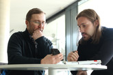 Josef Chaloupka z FM TUL a zaměstnanec Tyflocentra Lukáš Feifer při testování aplikace bMyVision. Foto: Adam Pluhař