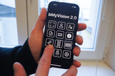 Aplikaci bMyVision ovládá nevidomý přejížděním prstem po displeji. Může ale použít i bluetooth prstýnek. Foto: Adam Pluhař