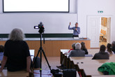 Přednáška Tomáše Jungwirtha z Fyzikálního ústavu Akademie věd ČR, který se svými kolegy objevil altermagnetismus. Foto: Adam Pluhař