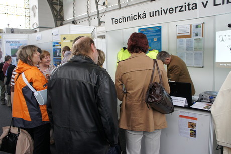 Fakulta textilní prezentuje na veletrhu novinku pro cyklisty