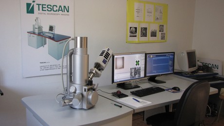 Univerzita má další elektronový rastrovací mikroskop