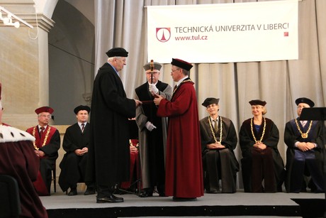 Rektor udělil čestné doktoráty a medaile